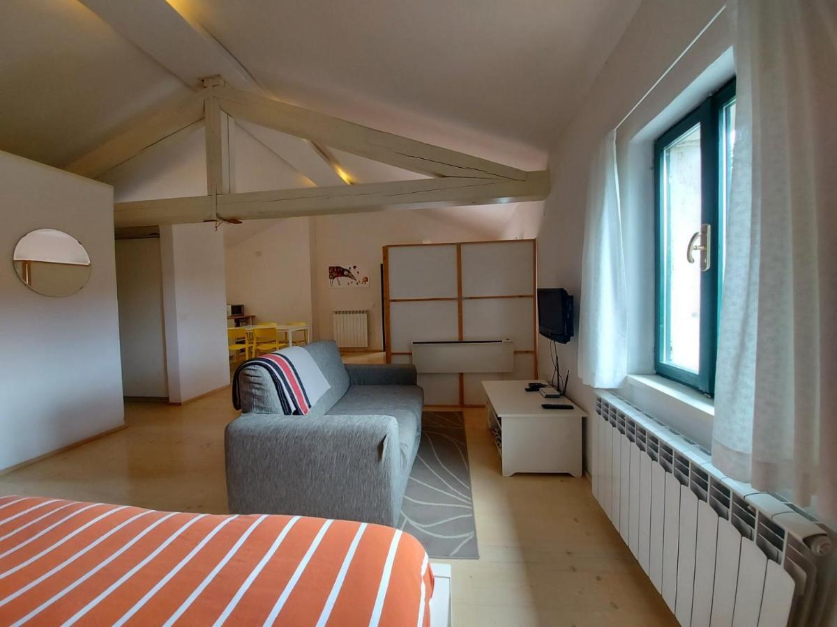 Apartmaji Hedera โคเมน ภายนอก รูปภาพ